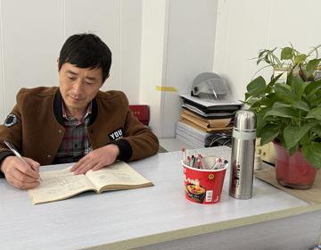 丝丝锉痕刻春秋  终见千钧自毫厘